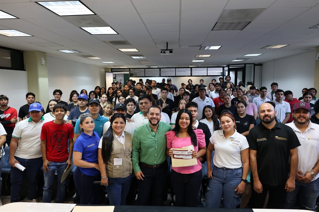 Entrega Oficial De Becas Federales